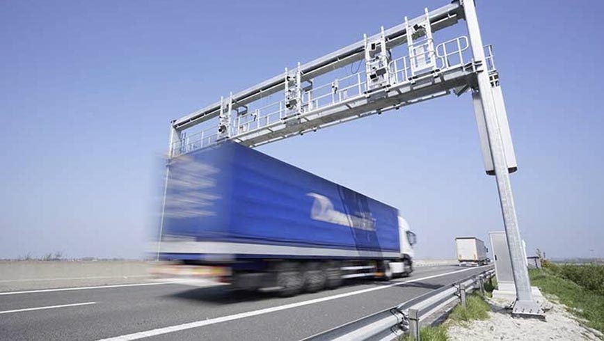 Camión circulando por carretera