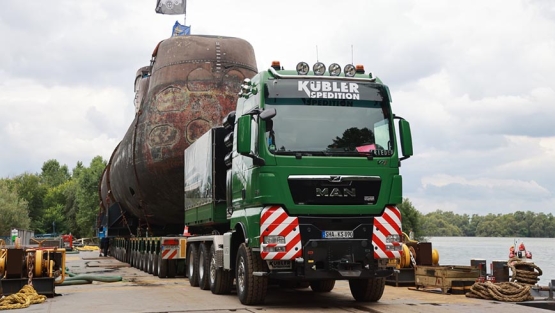 MAN TGX 41.680 8x6 d e30 ejes transportando un submarino