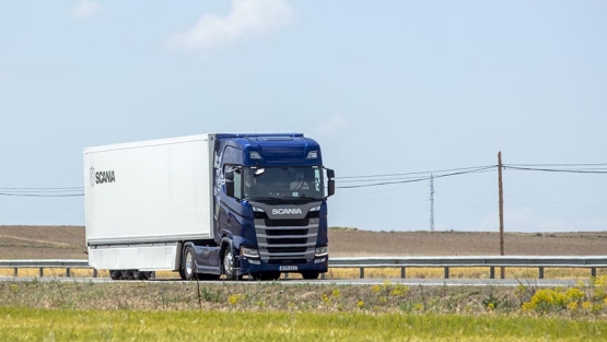 Camión Scania circulando por carretera