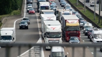 Camiones circulando por carretera