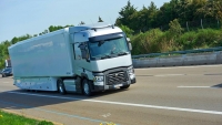 Camión circulando por carretera francesa