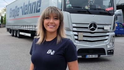 Julia Lepek: la conductora de camiones que desafía estereotipos en la carretera con su Mercedes-Benz Actros