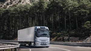 Camión Volvo Trucks circulando por carretera