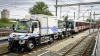 Dos camiones Unimog remolcando un tren