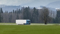 Camión Scania circulando por carretera