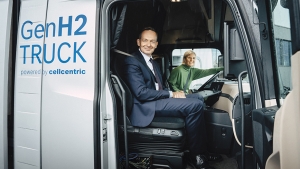 Karin Rådström y Volker Wissing en el camión propulsado por hidrógeno de Daimler Trucks