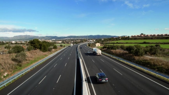 Autopista con vehículos circulando 