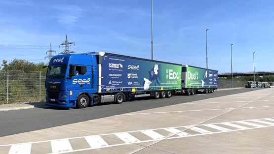 El duotrailer EcoDuo realizando su primer trayecto en las carreteras de Alemania